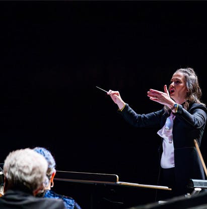 Alicia Brozovich conducting an orchestra